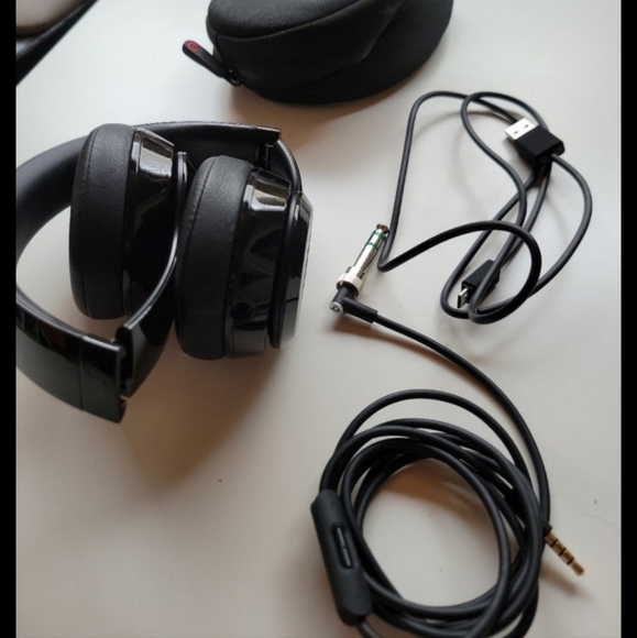 beats solo 2 wireless bundle - Picture 2 of 3